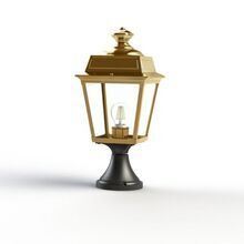 Die Messing-Außenleuchte Place des Vosges Tradition Nr. 6 bietet zeitloses französisches Design mit einem schlichten Sockelaus schwarzem Aluminium. Ihre klare Verglasung sorgt für eine elegante Beleuchtung in Gärten und auf Terrassen.