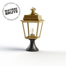 Die Roh-Messing Leuchte Place des Vosges Tradition Nr. 6 ist eine klassische Sockelleuchte mit klaren Lampengläsern. Ihr schlicht gehaltener Sockel ist aus schwarzem Aluminium und sorgt für Stabilität und unterstreicht ihr elegantes Design.