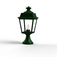 Diese zeitlose Wegeleuchte aus Frankreich überzeugt durch ihr viereckiges Design und die klare Verglasung. Die Farbe ist Tannengrün RAL 6009. Der niedrig gehaltene Sockel der Place des Vosges Tradition Nr. 6 fügt sich nahtlos in Gartenwege und Auffahrten ein.