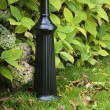 Mit ihrer 2,77 Meter hohen Struktur und dem 4-eckigen Lampengehäuse aus Messing ist die Place des Vosges 2 Nr. 9 eine beeindruckende Wahl für stilvolle Außenbeleuchtung. Der schwarze Lampenfuß ergänzt die klare Verglasung ideal.