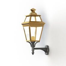 Die Place des Vosges 3 Nr. 4 von Roger Pradier ist eine elegante Wandleuchte aus Messing in Roh- oder versiegelter Oberfläche. Ihr 4-eckiges Design mit 8 klaren Lampengläsern und der kurze Wandarm aus schwarzem Aluminium mit Strebe machen sie ideal für Hauseingänge, Wände und Terrassen.