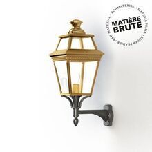 Diese klassische Außenleuchte überzeugt durch ihr hochwertiges Design. Die Place des Vosges 3 Nr. 4 kombiniert eine nach oben gerichtete Messinglaterne mit einem stabilen Wandarm – perfekt für Mauern und Hauseingänge.