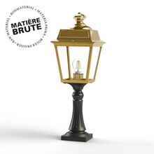 Mit ihrem hochwertigen Design verbindet die Place des Vosges 1 Tradition Nr. 10 zeitlose Eleganz mit praktischer Funktionalität. Die nach oben gerichtete Messinglaterne und der schlanke Mast machen sie zur perfekten Wahl für Beete und Vorgärten.