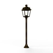 Die Place des Vosges 1 Tradition Nr. 10 kombiniert die Schönheit von Messing mit der Stabilität eines schwarzen Aluminium-Masts. Ihre 4 klaren Lampengläser machen sie zu einer stilvollen Wahl für Terrassen und Einfahrten.
