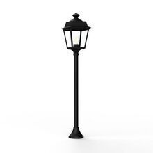Die Place des Vosges 1 Tradition Nr. 10 ist eine exklusive Außenleuchte mit einem schlanken, rohrförmigen Mast. Ihre klare Verglasung und das hochwertige Messingdesign machen sie ideal für Vorgärten und Beete.