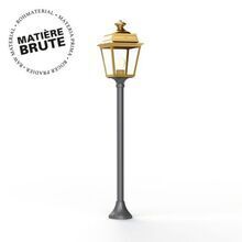 Die Place des Vosges 1 Tradition Nr. 10 bietet eine ideale Kombination aus hochwertigem Messing und stabilem Aluminium. Ihre 4-eckige Laterne mit 4 klaren Lampengläsern sorgt für eine stilvolle Beleuchtung von Gartenwegen und Terrassen.