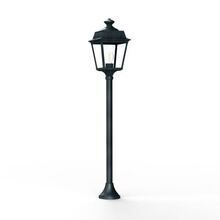 Die Place des Vosges 1 Tradition Nr. 10 von Roger Pradier verbindet zeitlose Eleganz mit funktionalem Design. Ihr schlanker Mast und die nach oben gerichtete Messinglaterne machen sie ideal für Einfahrten, Gartenwege und Terrassen.