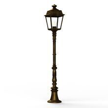 Die Gartenleuchte Place des Vosges 1 Tradition Nr. 11 von Roger Pradier, kombiniert eine hochwertige Aluminium-Laterne mit einem stabilen, runden Aluminium-Mast. Die Farbe ist Gold-Patina und wirkt sehr edel. Ihre klare Verglasung sorgt für eine harmonische Beleuchtung auf Gartenwegen und Einfahrten.