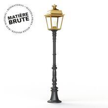 Die Place des Vosges 1 Tradition Nr. 10 von Roger Pradier ist eine elegante Sockelleuchte aus Roh-Messing. Mit ihrem 4-eckigen Design, 8 klaren Lampengläsern und einem schlanken, rohrförmigen Mast aus schwarzem Aluminium fügt sie sich perfekt in Gartenwege und Außenbereiche ein.