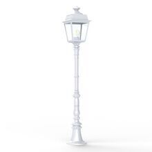 Die Place des Vosges 1 Tradition Nr. 10 überzeugt durch ihr hochwertiges Design und die Verwendung von farbigem Aluminium in Weiß. Ihre nach oben gerichtete Laterne und der elegante Mast machen sie zu einem Highlight in jedem Außenbereich.