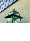 Die GardenLuce-Wandleuchte vereint hochwertige Materialien mit einem klassischen Design. Ihr 4-eckiges Gehäuse und die nach oben gerichtete Laterne, kombiniert mit der laubgrünen RAL 6002-Oberfläche, sorgen für eine harmonische Beleuchtung von Gartenmauern und Außenbereichen.