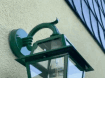Diese klassische Wandleuchte kombiniert ein elegantes 4-eckiges Design mit klaren Lampengläsern und einem stabilen, gebogenen Wandarm. Die Laubgrün RAL 6002-Lackierung verleiht der GardenLuce-Wandleuchte eine stilvolle Optik, ideal für Terrassen und Hauswände.