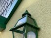 Die exklusive Wandleuchte von Surya, Italien, besticht durch ihr elegantes 4-eckiges Design mit 6 klaren Lampengläsern. Ohne Wandarm wird sie direkt an der Hausmauer montiert und sorgt für eine harmonische Beleuchtung von Eingängen, Haustüren und Terrassen.
