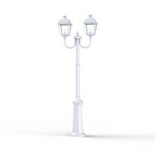 Roger Pradier kombiniert in der Place des Vosges 1 Tradition Nr. 13 hochwertige Materialien mit französischer Eleganz. Die zwei weißen Aluminiumlaternen mit 4-eckigem Design und der stabile Mast machen sie zur idealen Außenleuchte für Terrassen und Einfahrten.