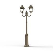 Die Place des Vosges 1 Tradition Nr. 13 überzeugt mit ihrem klassischen Design. Die zwei nach oben gerichteten Laternen und der verzierte Mast machen sie zu einer stilvollen Wahl für Gartenwege und Einfahrten.