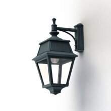 Die Außenwandleuchte schafft warmes Licht und betont Architektur stimmungsvoll.