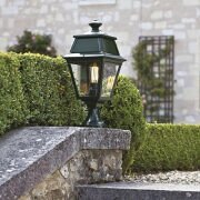 Klassische Avenue-2 Nr. 05 Mauerleuchte

Avenue-2 Nr. 05 Mauerleuchte von Roger Pradier sorgt für elegante, blendfreie Außenbeleuchtung.