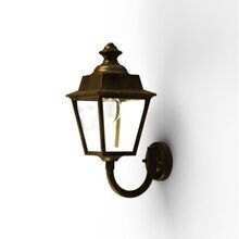 Roger Pradier vereint in der Chenonceau ein klassisches viereckiges Design mit einem kunstvollen Wandarm. Der wetterfeste IP44-Schutz macht sie zur idealen Wahl für Eingänge und Balkone.
