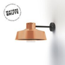 Der klare Glaszylinder und der schwarze Innenreflektor der Faktory Nr. 1 sorgen für eine blendfreie und gezielte Lichtverteilung.