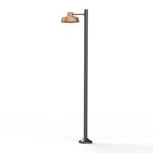 Die Gartenleuchte Faktory Nr. 5 kombiniert minimalistisches Design mit hochwertigen Materialien wie Kupfer und klarem Glaszylinder – perfekt für stilvolle Außenbereiche.