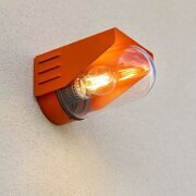 Die minimalistische Quaderform der RP195 Designerleuchte in Orange sorgt für ein futuristisches Erscheinungsbild. Eine perfekte Ergänzung für puristische Architektur und moderne Gärten.