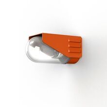 Die RP195 Designer-Wandleuchte schafft eine einzigartige Lichtatmosphäre auf Terrassen und Balkonen. Ihr klares Glas und die Farbe in Reinorange ermöglichen eine flexible Anpassung an jede Umgebung.