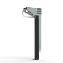 Die moderne Standleuchte RP195 von Roger Pradier besticht durch ihre minimalistische Edelstahloptik. Das klare Zylinderglas und die Quaderform machen sie zur perfekten Beleuchtungslösung für Eingangsbereiche, Terrassen und Gartenwege.
