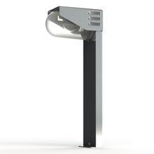 Die RP195 Standleuchte sorgt entlang von Gartenwegen und Auffahrten für eine gleichmäßige Beleuchtung. Das Edelstahlgehäuse und die Belüftungshutzen unterstreichen den modernen und funktionalen Charakter dieser Designerleuchte.