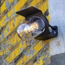 Die Sherlock Nr. 1 Designerleuchte aus Aluminium beeindruckt durch ihr minimalistisches und futuristisches Design. Die klare Zylinderverglasung sorgt für eine gleichmäßige Lichtverteilung, perfekt für Eingangsbereiche und Gartenmauern.