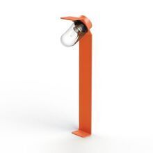 Mit einer Tiefe von 212 mm und einer schmalen Breite von 110 mm passt diese moderne Gartenleuchte ideal vor schmale Fassadenbereiche, ohne dabei auf Wirkung zu verzichten. Farbe Reinorange mit klarem Lampenglas.