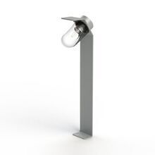 Die Sherlock Nr. 2 von Roger Pradier beeindruckt mit ihrem extravaganten Aluminium-Design. In 26 Farben erhältlich, setzt sie stilvolle Akzente an Häusern, Terrassen und in Gärten. Die Farbe ist Seidengrau mit Klarglas-Lampenzylinder.