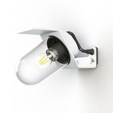 Die Sherlock Nr. 3 von Roger Pradier setzt mit ihrem oval-zylindrischen Klarglas und der minimalistischen Aluminium-Bauweise elegante Lichtakzente an modernen Fassaden und Eingängen.