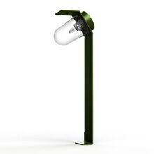 Mit ihrer eleganten Aluminium-Konstruktion und den zahlreichen Farboptionen ergänzt die Sherlock Nr. 4 moderne Villen, Gartenwege und Terrassen auf stilvolle Weise. Design und Herstellung von Roger Pradier Frankreich