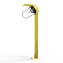Diese große, gelbe  Gartenlampe aus der Sherlock-Serie von Roger Pradier ist ein stilvoller Blickfang und sorgt für eine harmonische Atmosphäre in Gärten, Parkanlagen und Einfahrten.