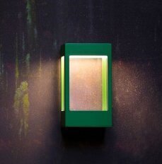 Die Tetra Nr. 01 in Grün mit Klarglas von Roger Pradier, setzt elegante Lichtakzente und sorgt für eine gleichmäßige Ausleuchtung moderner Fassaden.