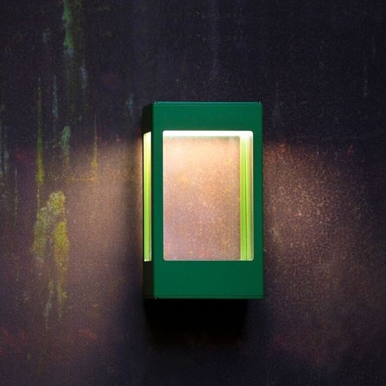 Die Tetra Nr. 01 in Grün mit Klarglas von Roger Pradier, setzt elegante Lichtakzente und sorgt für eine gleichmäßige Ausleuchtung moderner Fassaden.