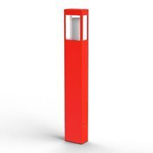 Die Wegeleuchte Tetra Nr. 04 in der Farbe Verkehrsrot, sorgt mit einer Höhe von 1100 mm für großzügige und gleichmäßige Ausleuchtung in Außenbereichen.Die rechteckige, gradlinige Form mit der oben sitzenden Leuchtquelle passt gut zu modernen Gebäuden und Gärten.