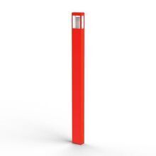 Die rechteckige, quaderförmige Tetra Nr. 04 in Verkehrs-Rot von Roger Pradier bietet eine zeitlose Beleuchtungslösung für elegante Außenbereiche. Das Lampenteil ist am oberen ende der Leuchte platziert. Das Licht fällt durch ein Edelstahl-Cover.