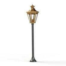 elegante Messing-Gartenleuchte von Roger Pradier, mit sechseckigem Lampengehäuse, sechs Lampengläsern und schlankem, schwarzem Aluminiummast. Ideal für Wege und Eingangsbereiche.