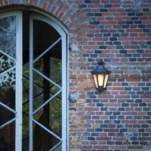 elegante Wandlampe aus rostfreiem Aluminium mit opalen Polycarbonat-Scheiben und Pinienverzierung auf dem Deckel. Perfekt für stilvolle Außenbereiche.
