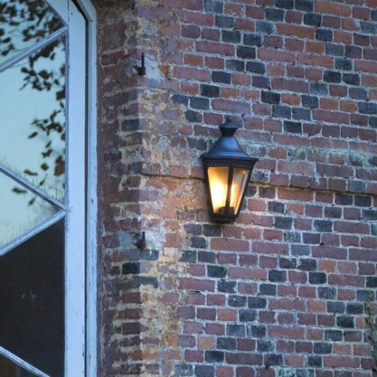 Mit ihrer klaren Linienführung, flachen Bauform und direkter Wandmontage eignet sich die Victoria 1 perfekt zur Beleuchtung von Haustüren, Terrassen oder überdachten Wegen – funktional und dekorativ zugleich.