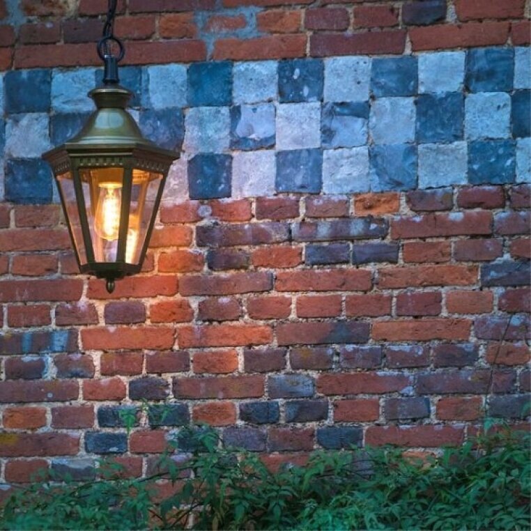 Deckenleuchte wetterbeständiges Messinggehäuse, das durch natürliche Oxidation eine edle Patina entwickelt. Kettenaufhängung und klassische Form für zeitlose Eleganz.