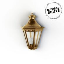 elegante Messing-Wandlampe mit drei Polycarbonat-Scheiben und Pinienverzierung. Perfekt für stilvolle Außenbereiche und Fassaden.