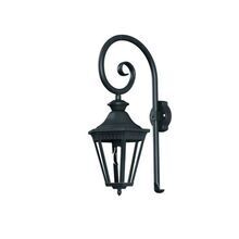 die Wandlampe verbindet klassisches Design mit moderner Funktionalität. Wahlweise in Aluminium oder Messing erhältlich, für stilvolle Beleuchtung. Die Farbe hier ist Grünspan-Patina.
