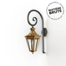 klassische Wandlampe für Außenbereiche mit einem Gehäuse aus massivem Messing, sechs Polycarbonat-Gläsern und Schutzklasse IP44. Der schwarze Bischofsstab ist aus Aluminium. Ideal für stilvolle Fassaden.