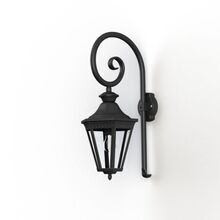 klassische Außenleuchte mit einem Gehäuse aus robustem Aluminium. Dekorative Akzente wie der Bischofsstab verleihen der Lampe eine elegante Erscheinung.