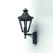 klassisches Aluminiumgehäuse in Rostbrauner Patina mit wetterfesten Polycarbonat-Scheiben und zentralem Leuchtmittel. Stilvolle Beleuchtungslösung für Außenbereiche.