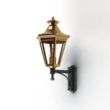 stilvolle Außenbeleuchtung aus Rohmessing mit sechs Lampengläsern und einem kurzen Wandarm aus Aluminium in Schwarz.