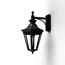 klassische, wetterfeste Deckenlampe mit stabilem, sechseckigem Aluminiumgehäuse und sechs Polycarbonat-Gläsern. Das Lamengehäuse ist unter dem Wandarm montiert. Perfekt für den Einsatz in überdachten Außenbereichen.