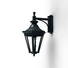 elegante Wandleuchte für die Montage in Außenbereichen. Das sechseckige Design und das langlebige Aluminiumgehäuse sorgen für eine zeitlose Optik. Das Lampengehäuse ist unter dem Wandarm montiert.